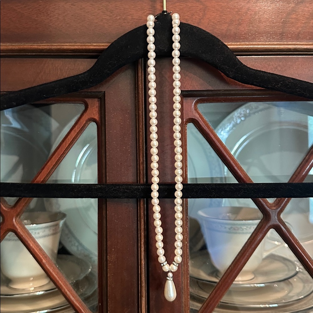 Elegant Vintage Pearl Necklace with Teardrop Pendant